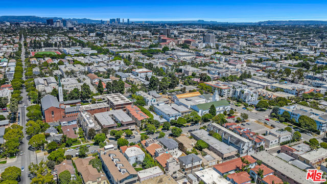 1022 10th Street, Santa Monica CA: https://media.crmls.org/mediaz/8fb7f8b9-bc1d-4e46-85e1-643ba12e8d47.jpg