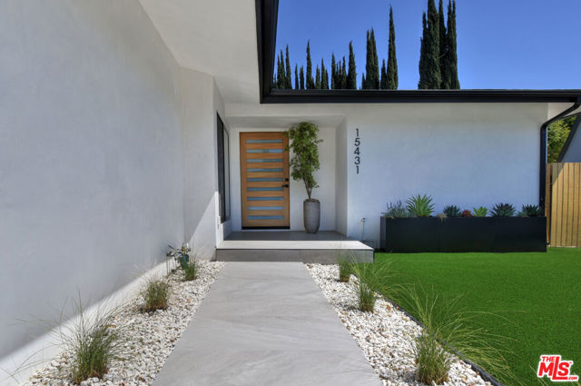 15431 Milbank Street, Encino CA: https://media.crmls.org/mediaz/8fb88f80-4b9d-45d2-93b8-9907630b3765.jpg