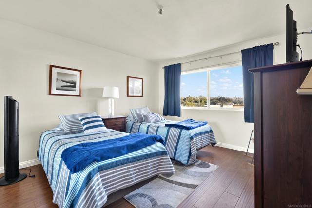 4015 Crown Point Dr, San Diego CA: https://media.crmls.org/mediaz/8fbb0f40-28f2-4c93-8c6f-58b1b5bc5f0a.jpg