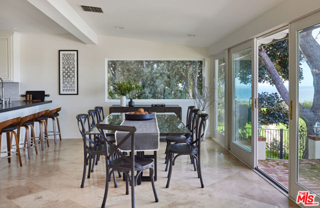 1115 Palos Verdes Drive West Drive, Palos Verdes Estates CA: https://media.crmls.org/mediaz/8fbb3057-ff19-43b2-bd77-4675f5aef611.jpg