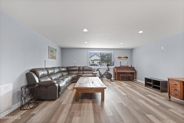 431 Palm Drive, Oxnard CA: https://media.crmls.org/mediaz/8fbb6eb5-6daf-4c87-81c9-7ea3cb5e1e02.jpg