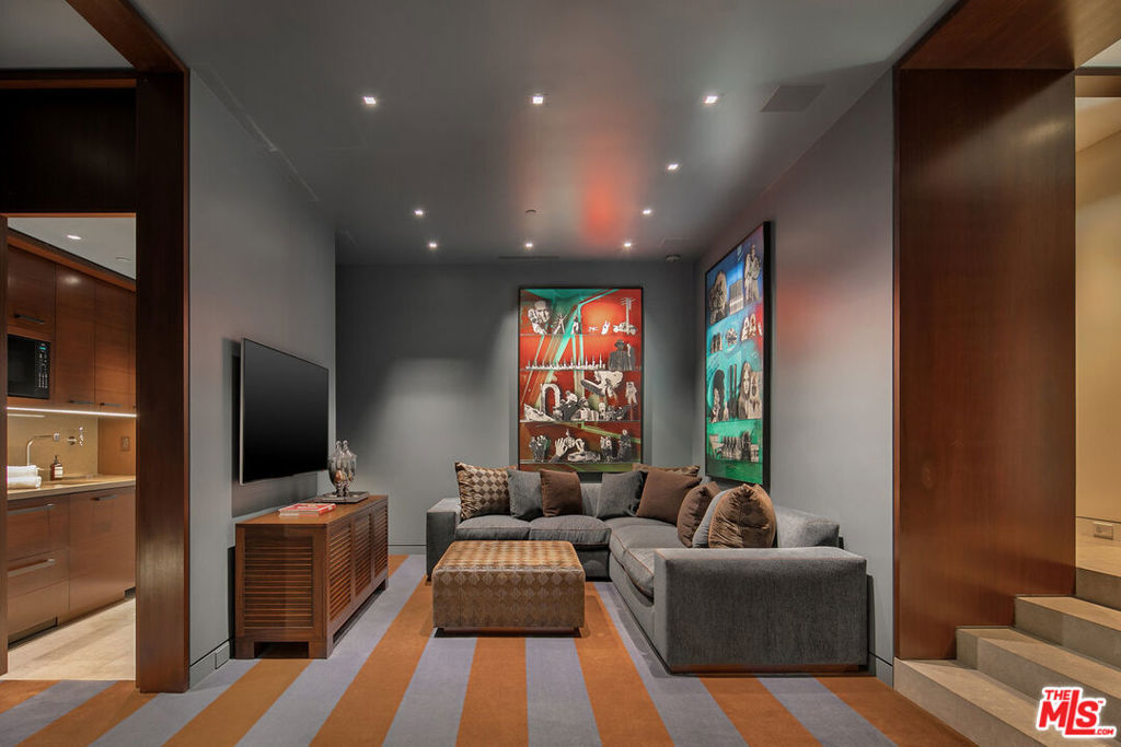 3216 The Strand