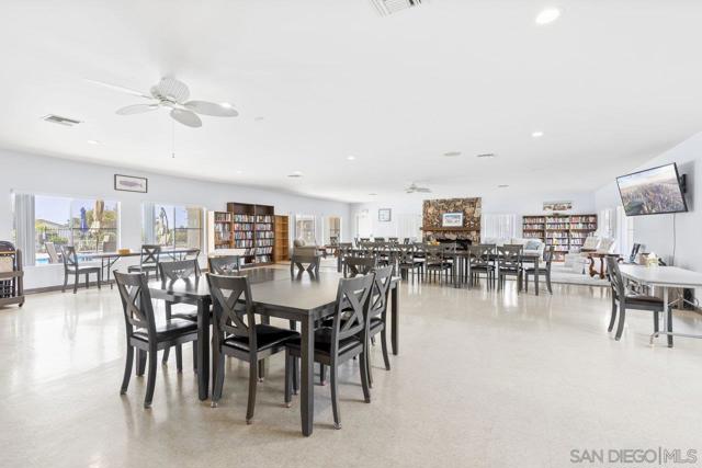 4469 Albatross Way, Oceanside CA: https://media.crmls.org/mediaz/8fbcf98d-215d-4bce-8fbb-fdcb65e6679f.jpg