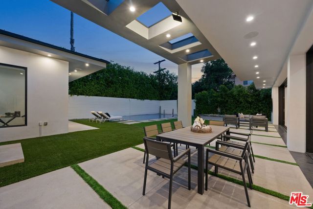 14812 Morrison Street, Sherman Oaks CA: https://media.crmls.org/mediaz/8fbe49e1-857d-4392-822a-e0da28649ccf.jpg