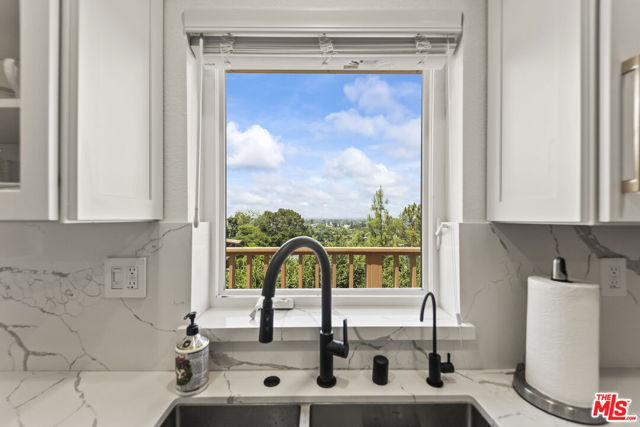 11621 Sunshine Terrace, Studio City CA: https://media.crmls.org/mediaz/8fbe728a-36d5-498c-bb5a-e688080d0053.jpg