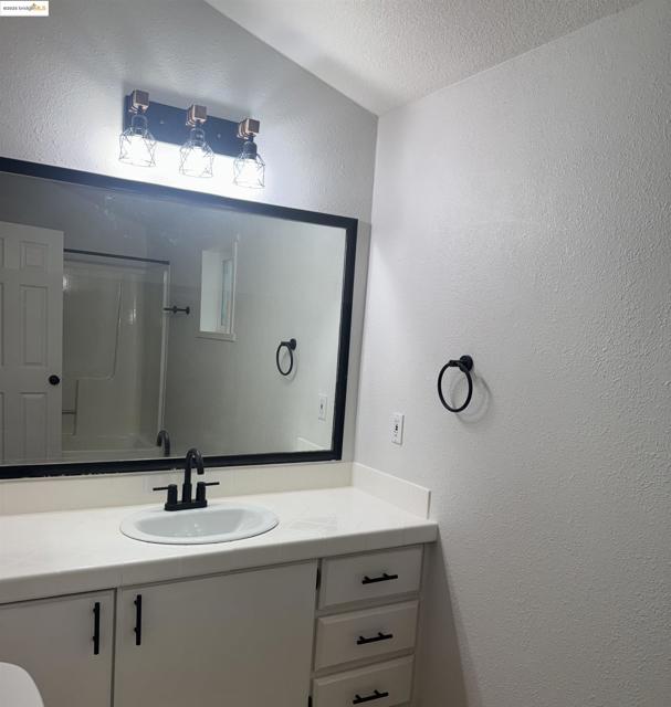 343 Alcott Ct, Bethel Island CA: https://media.crmls.org/mediaz/8fbf8060-c27f-44f7-8943-00ea82e22228.jpg