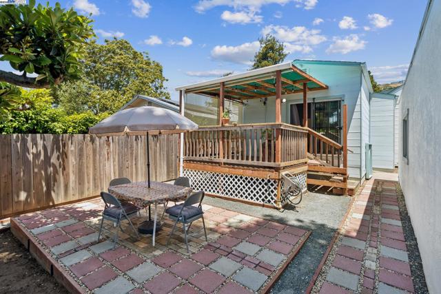 7525 Circle Hill Dr, Oakland CA: https://media.crmls.org/mediaz/8fc02764-46a3-41db-bb6f-b2ae04d2ec69.jpg