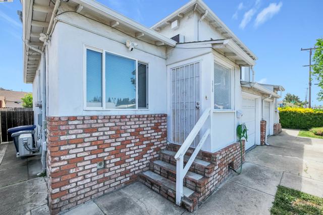 378 Park St, San Leandro CA: https://media.crmls.org/mediaz/8fc03d28-6687-46ab-a73f-dd45089a0486.jpg