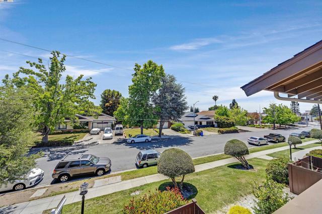 136 Hackamore Ln, Fremont CA: https://media.crmls.org/mediaz/8fc073d2-04c7-44a9-b0b2-a8bbfca4f7f6.jpg