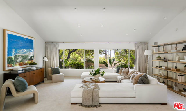 811 N Hillcrest Road, Beverly Hills CA: https://media.crmls.org/mediaz/8fc0d90f-4426-4f35-9131-4d34d6aaed53.jpg