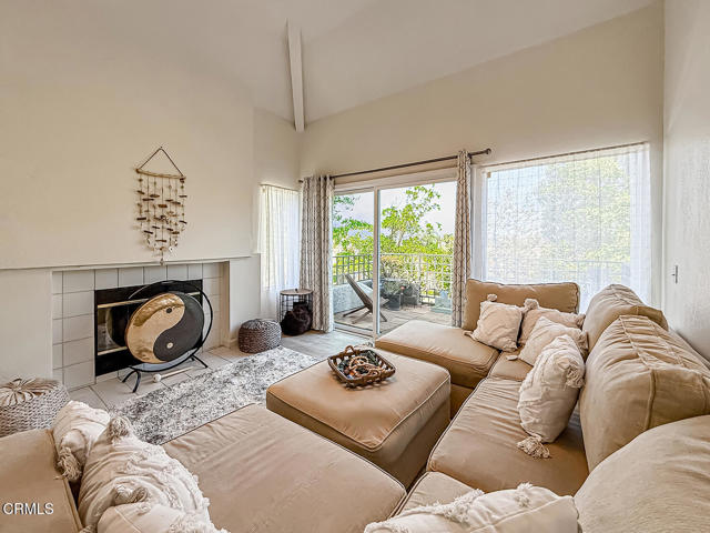 5965 Paseo Encantada, Camarillo CA: https://media.crmls.org/mediaz/8fc15b83-6324-4abd-8ccd-475217b4c1da.jpg