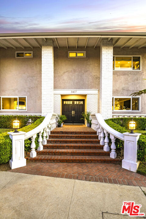 8407 Skyline Drive, Los Angeles CA: https://media.crmls.org/mediaz/8fc16c8e-347e-4ff4-84e0-c30cf47a1822.jpg