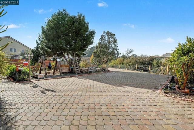 5701 Oakmont Dr, Richmond CA: https://media.crmls.org/mediaz/8fc265ee-21ca-4452-b963-9bbd3b495ae3.jpg