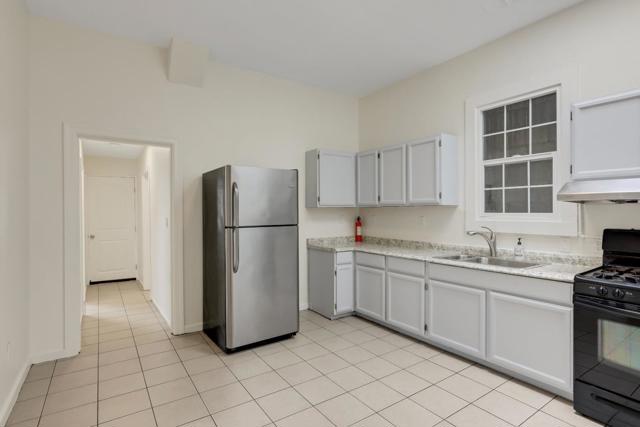 213 7th Street, Oakland CA: https://media.crmls.org/mediaz/8fc26c12-3b65-4faf-b96b-e5d72735bd6b.jpg