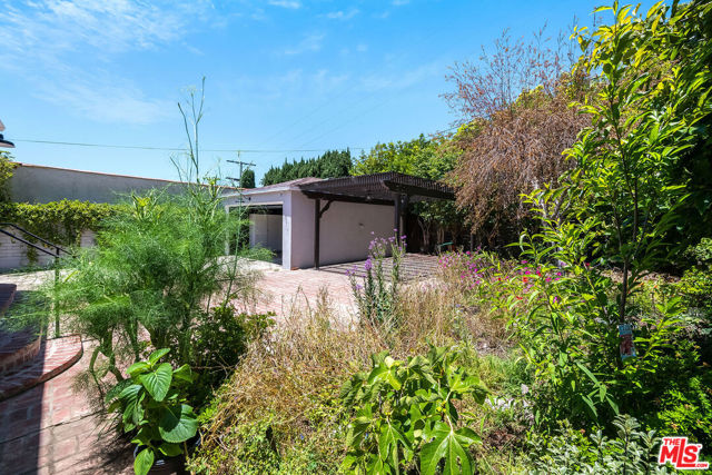 10311 Ilona Avenue, Los Angeles CA: https://media.crmls.org/mediaz/8fc2a66d-0f52-416c-b632-453ae8270a8f.jpg