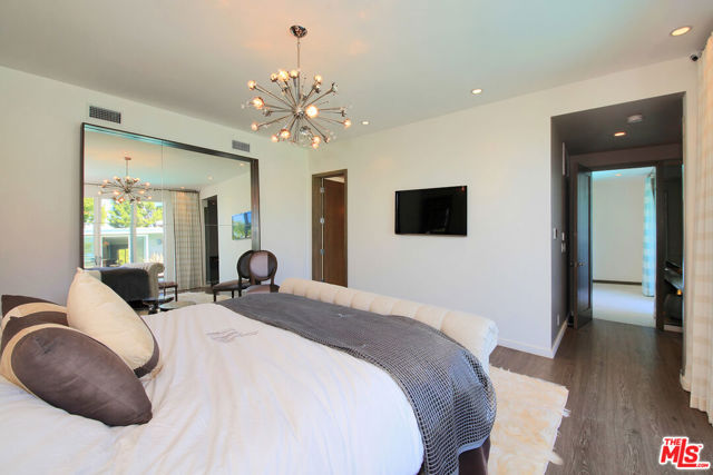 3054 Elvido Drive, Los Angeles CA: https://media.crmls.org/mediaz/8fc2b20c-6073-4b0d-a797-299eb88f57b7.jpg