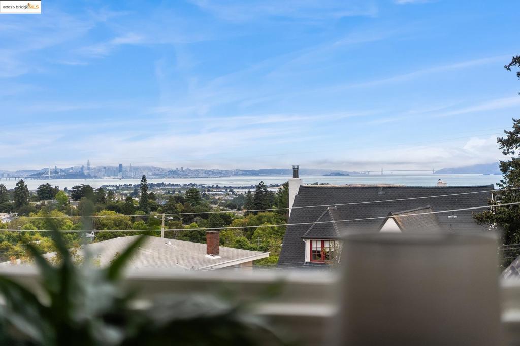 https://media.crmls.org/mediaz/8fc31f28-b990-4a12-a0d7-048d62d9eb3d.jpg?preset=X-Large