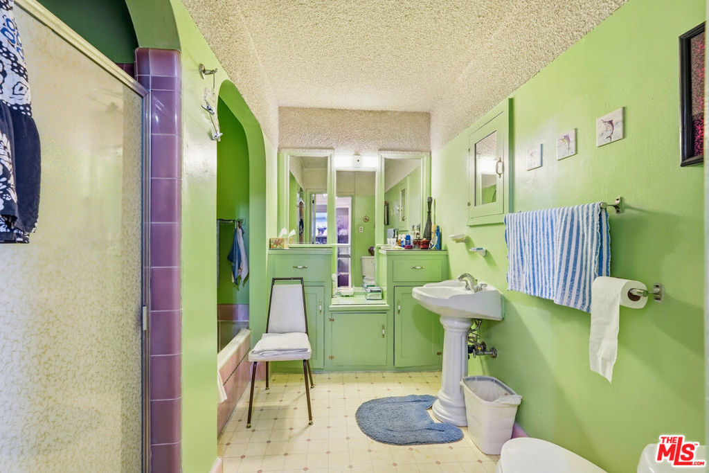 https://media.crmls.org/mediaz/8fc460b5-4d90-4392-b5f5-8a0870a065d0.jpg?preset=X-Large