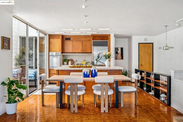 2760 Park Blvd, Oakland CA: https://media.crmls.org/mediaz/8fc4bc2a-a7de-4489-bb2c-a0242faaafa6.jpg