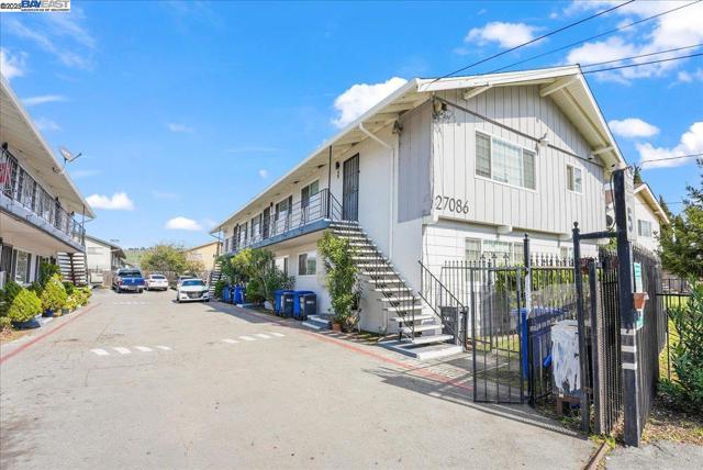 27070 Manon Ave, Hayward CA: https://media.crmls.org/mediaz/8fc4f5a6-7eee-4fd5-9702-22d903f6a0b4.jpg