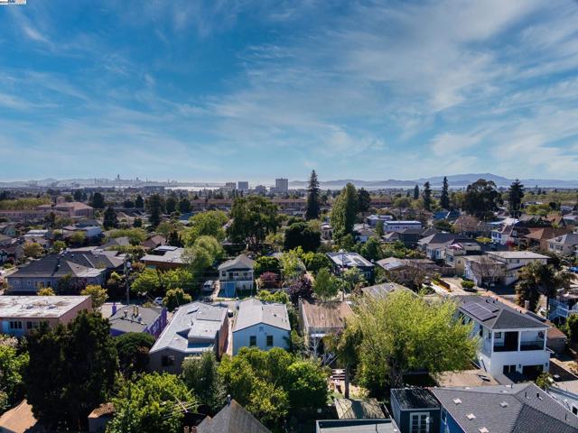 5924 Whitney St, Oakland, California 94609, 5 Bedrooms Bedrooms, ,4 BathroomsBathrooms,Single Family Residence,For Sale,Whitney St,41057002