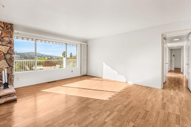 3925 Rogers Rd, Spring Valley CA: https://media.crmls.org/mediaz/8fc6cc7c-57ed-4633-85b8-37505451f2ec.jpg