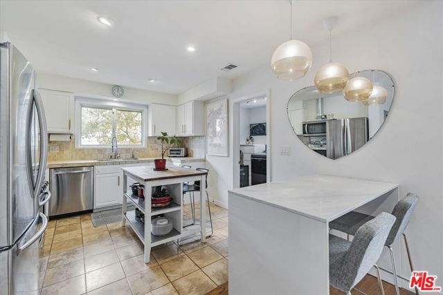 2316 Laurelmont Place, Los Angeles CA: https://media.crmls.org/mediaz/8fc6db75-4299-4335-a23c-e6114ce69876.jpg