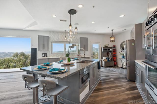 9420 Crest Drive, Spring Valley CA: https://media.crmls.org/mediaz/8fc72dc1-cd42-4fad-8d85-95d36fb81b59.jpg