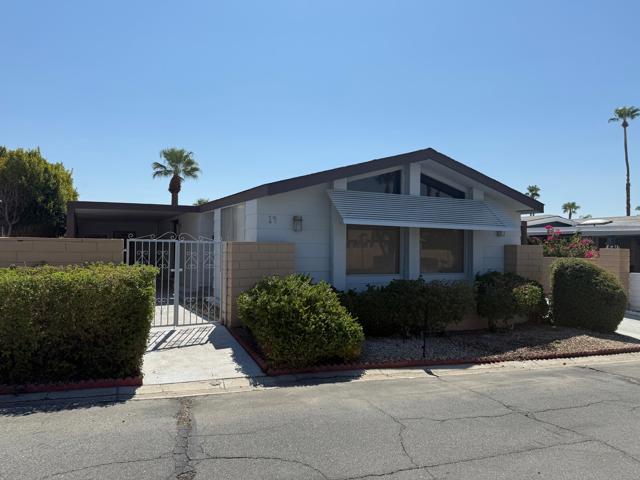 14 International Boulevard, Rancho Mirage CA: https://media.crmls.org/mediaz/8fc759af-19b0-4f1e-984e-0409cdaf3eee.jpg