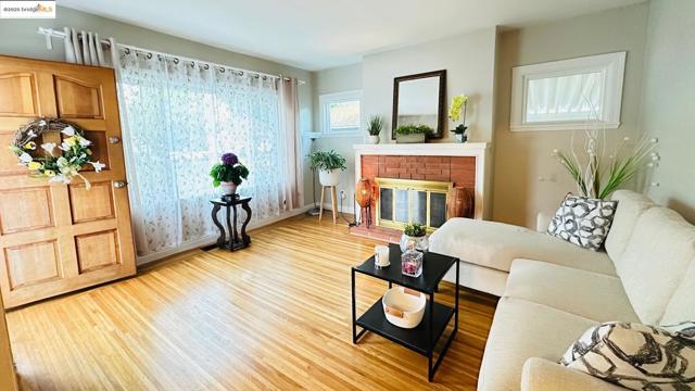 840 Key Route Blvd, Albany CA: https://media.crmls.org/mediaz/8fc7c986-5a02-4e1b-baad-aae95dd791b0.jpg