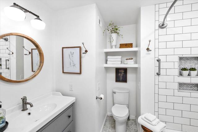 Detail Gallery Image 16 of 25 For 2535 Navarra Dr 8a,  Carlsbad,  CA 92009 - 1 Beds | 2 Baths