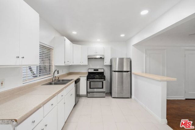 934 N La Jolla Avenue, West Hollywood CA: https://media.crmls.org/mediaz/8fc85cb4-4099-43c4-92ef-05fa3a268223.jpg