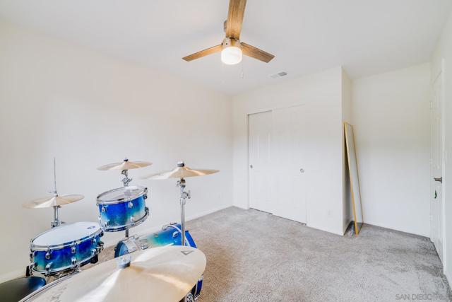 119 Smilax Rd, Vista CA: https://media.crmls.org/mediaz/8fc88d40-1669-43cd-b6c6-114ccf84db3a.jpg