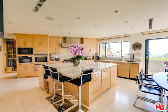 1821 Loma Vista Drive, Beverly Hills CA: https://media.crmls.org/mediaz/8fc90456-19e1-4f2d-aee6-232d9da270bb.jpg