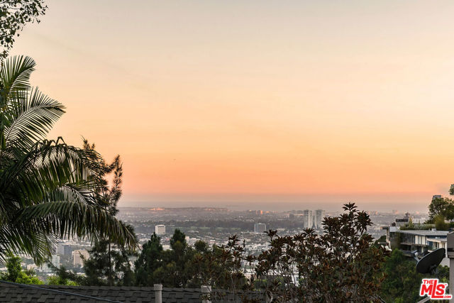 8721 Sunset Plaza Terrace, West Hollywood CA: https://media.crmls.org/mediaz/8fca5929-34f7-4f29-bdc1-9be3971ef4f9.jpg