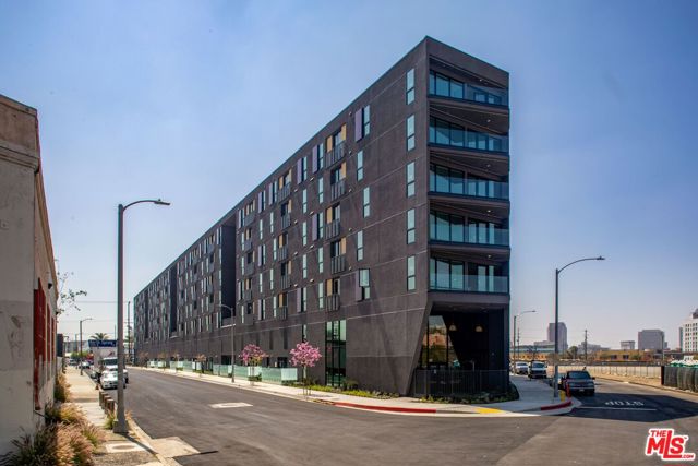 1101 N Main Street, Los Angeles CA: https://media.crmls.org/mediaz/8fcab691-f33d-4633-bd15-6e2e577b0053.jpg