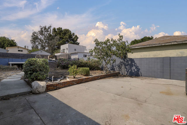 319 Chestnut Avenue, Los Angeles CA: https://media.crmls.org/mediaz/8fccc718-86ad-4a79-9446-ea096fffcbe9.jpg