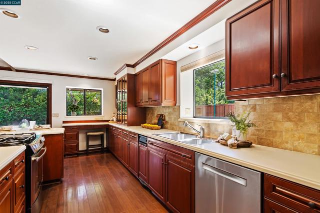 372 El Divisadero Ave, Walnut Creek CA: https://media.crmls.org/mediaz/8fcd1155-5b9a-4412-b881-9c3b8c8b726c.jpg