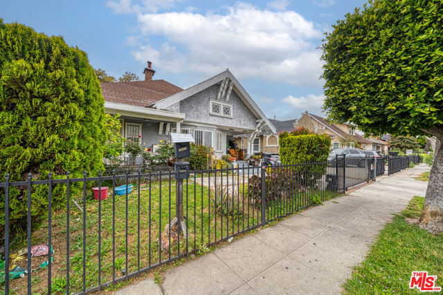 2905 W 14th Street, Los Angeles CA: https://media.crmls.org/mediaz/8fcd28e5-200f-4045-a262-e9700a079ee0.jpg
