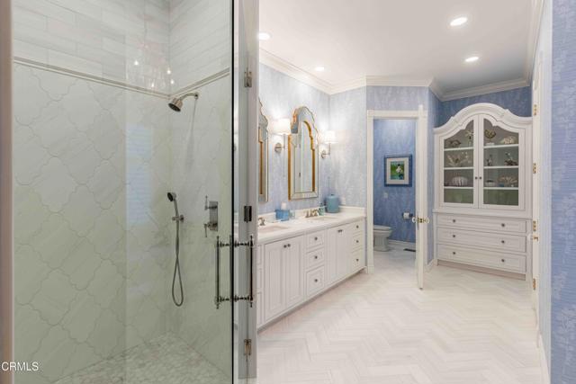 2300 Weybridge Drive, Bakersfield CA: https://media.crmls.org/mediaz/8fcd7681-7fad-4e0b-aad3-cb034e8db008.jpg