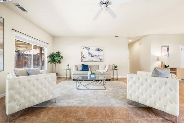 1983 Cork Oak Ln, Manteca CA: https://media.crmls.org/mediaz/8fcde415-1a00-4147-8212-2be16c88ff9e.jpg