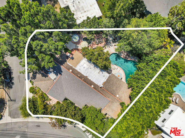 5025 Delita Place, Woodland Hills CA: https://media.crmls.org/mediaz/8fcef5fa-00e0-4665-a8e5-6c39cbb63cc9.jpg