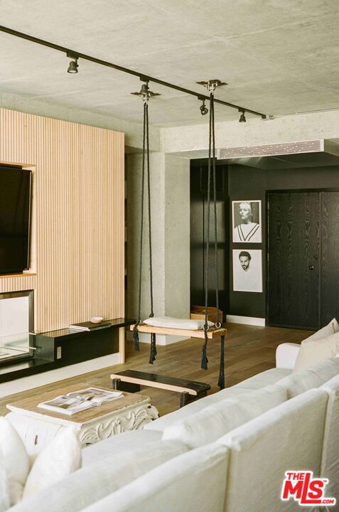 818 N Doheny Drive, West Hollywood CA: https://media.crmls.org/mediaz/8fd0ca28-7f1b-4e37-94cc-17924733d126.jpg