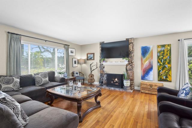 1510 2 Orangeview Dr,  CA: https://media.crmls.org/mediaz/8fd1173f-ccd5-467d-ab20-0990a56c7a6f.jpg