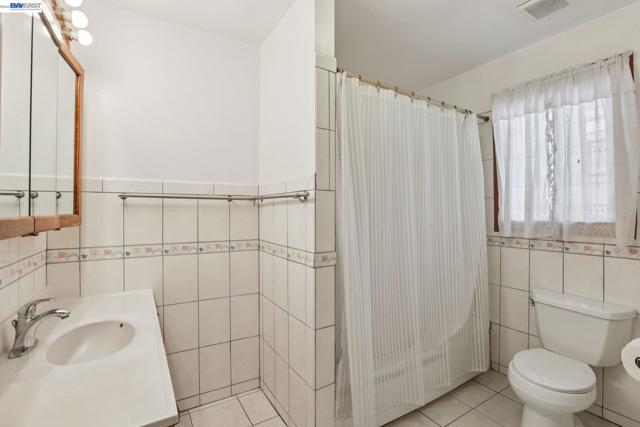 2514 21St Ave, Oakland CA: https://media.crmls.org/mediaz/8fd1ca1e-c53c-497e-8078-273bb9a65bf1.jpg