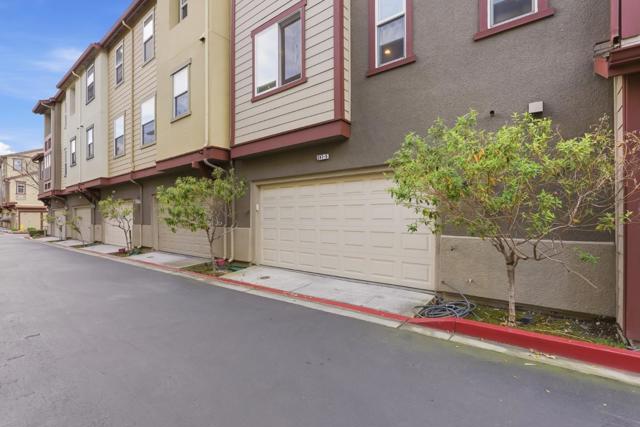 247 Peppermint Tree Terrace, Sunnyvale CA: https://media.crmls.org/mediaz/8fd1e4a3-9a13-4abd-bd86-6fa0c0e4304e.jpg