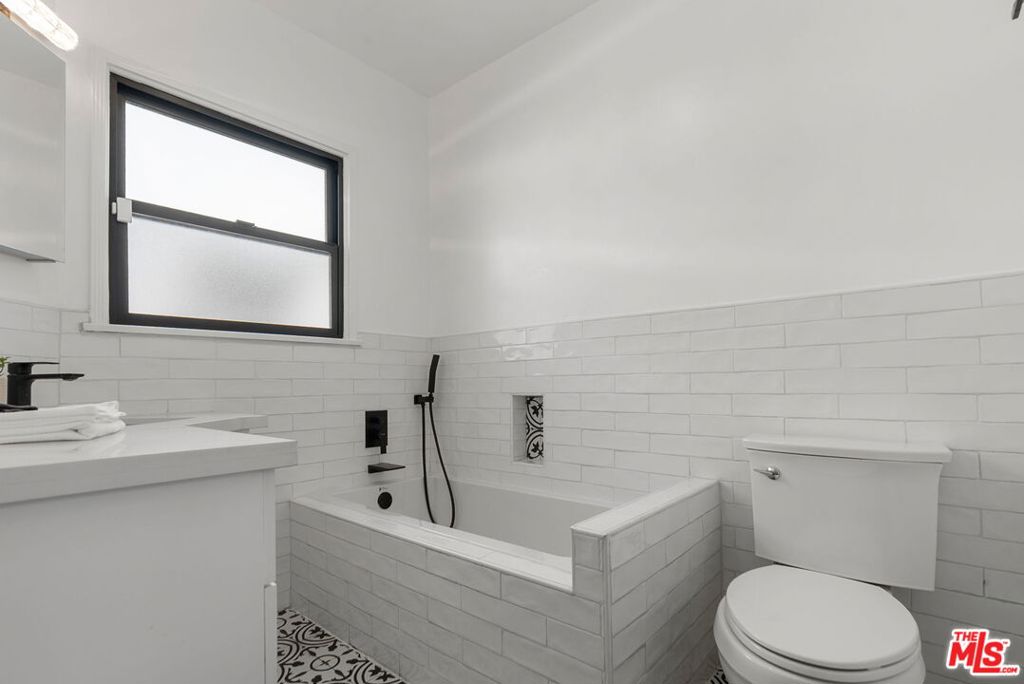 https://media.crmls.org/mediaz/8fd3dc2b-68f6-4a39-ae90-ccabf84262d3.jpg?preset=X-Large