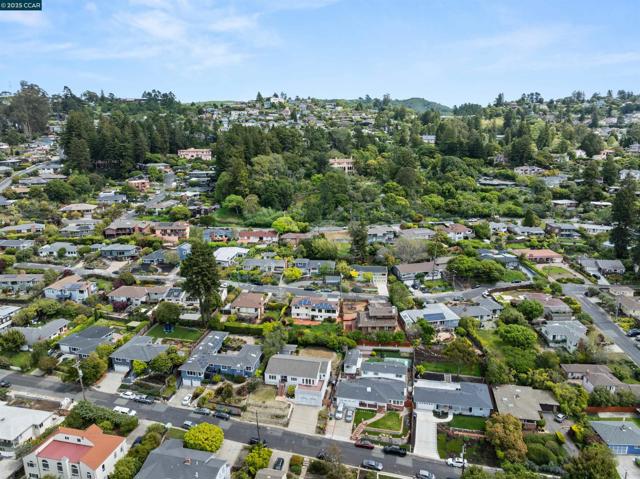 39 Anson Way, Kensington CA: https://media.crmls.org/mediaz/8fd4c16b-33ce-429e-bfb5-ff39c4aad511.jpg