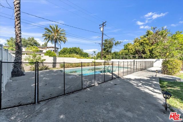 626 N Canon Drive, Beverly Hills CA: https://media.crmls.org/mediaz/8fd4ec1a-66cd-4e9c-96a9-26d66b635b85.jpg