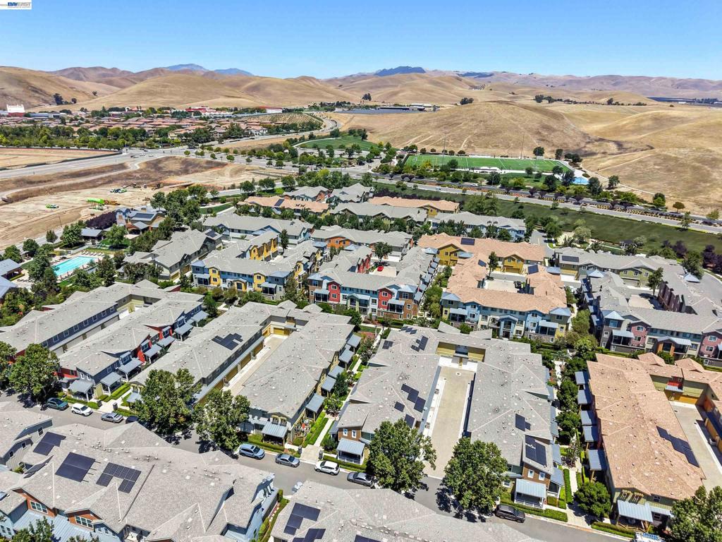 https://media.crmls.org/mediaz/8fd5a253-2b17-42d5-a3ad-61b3bfe0aca3.jpg?preset=X-Large